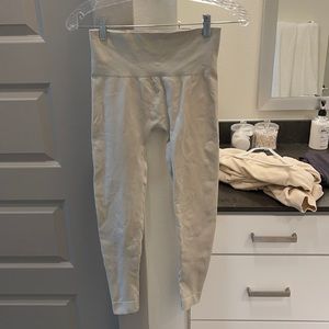 Set active leggings in the color oat milk